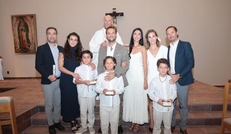 José María Martínez, Marco César y Julián Ramírez con sus papás y el sacerdote.