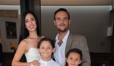  Silvia Araiza y Marco César con sus hijos Marco y Carlota.