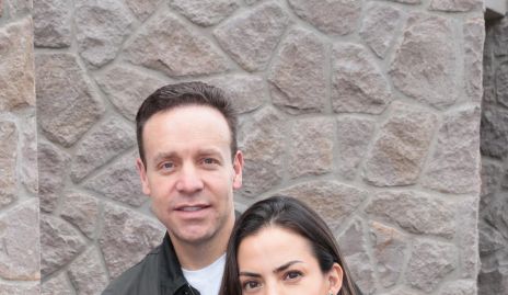  Boris Lozano y Sandra García con su hijo.