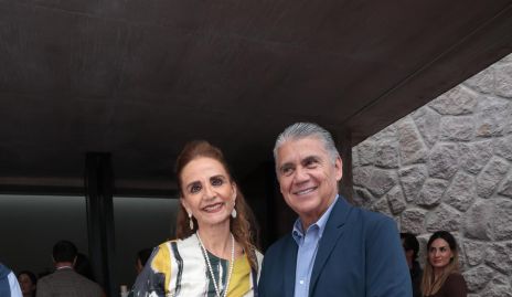  Beatriz Rangel y Mario Martell con sus nietos Santi y Regina.
