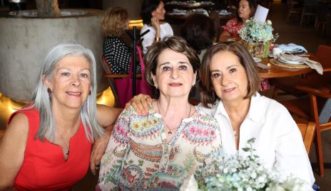  Emma Escobedo, María Escobedo y Maru Escobedo.