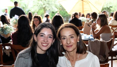  Elena Escobedo y Margarita Escobedo.