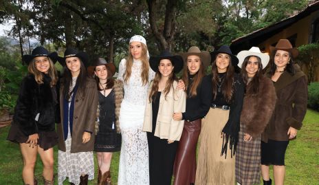  La novia con sus amigas.