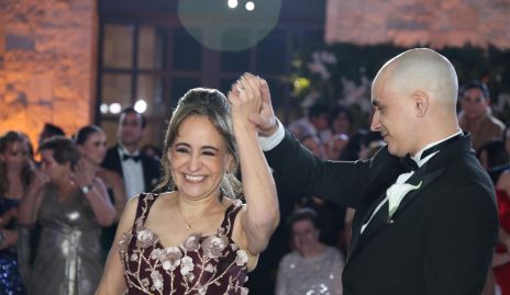 Gabriela Mora con su hijo Fernando García.