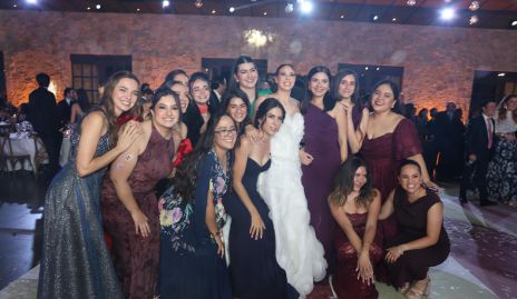  Ana Morales con sus amigas.