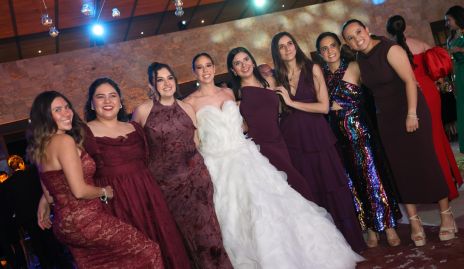  Ana Morales con sus amigas.