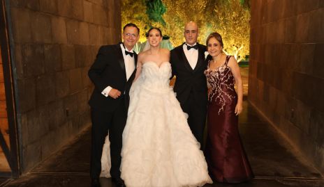  Los novios con los papás de Fernando, Gustavo García, Ana Morales Hunter, Fernando García y Gabriela Mora.