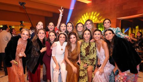 La novia con sus mejores amigas.