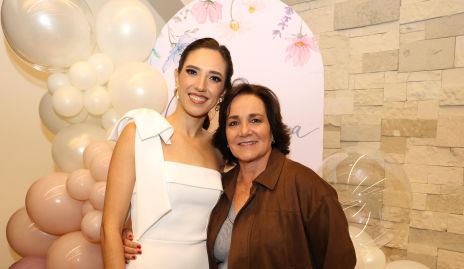  Valeria Rangel con su suegra Sandra Estúa.