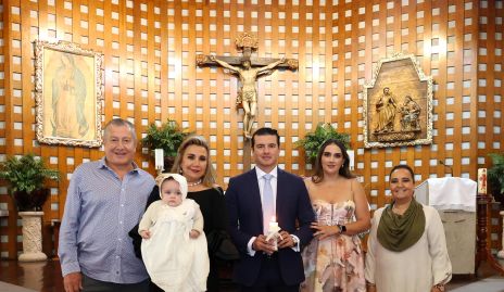  Lucca con sus papás y sus abuelos, Jorge Rossel, Claudia García, Alejandro Aranda, Andrea Rossel y Gelus Pérez.