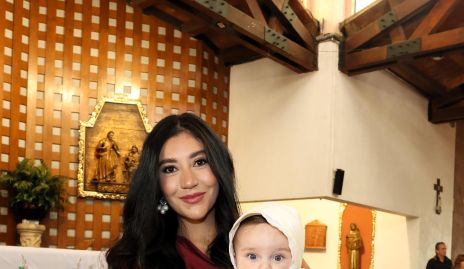  Mariana Almendarez con su ahijado Lucca Aranda.
