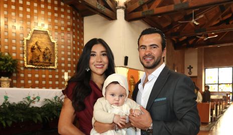  Mariana Almendarez y Arturo Aranda con su ahijado Lucca Aranda.