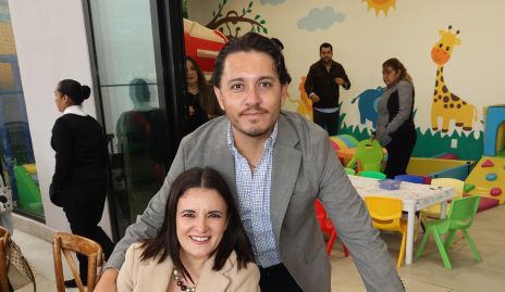  Emmanuel Almendarez y Vielca Campos con su hija María.