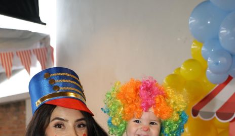 Adri de la Maza con su hijo Mateo Valle.
