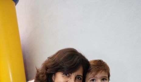 Paty Silos con su nieto Nicolás Valle.