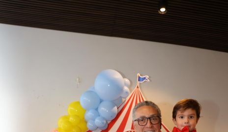  Patricia Silos y Salvador de la Maza Labastida con sus nietos Mateo y Nicolás.