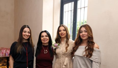  Marifer Contreras, Adriana Córdova, Ana Contreras y Karla Contreras.