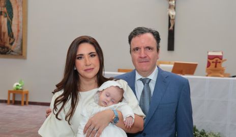  Blanca Cantú y Eduardo Martínez con su hijo Emiliano.