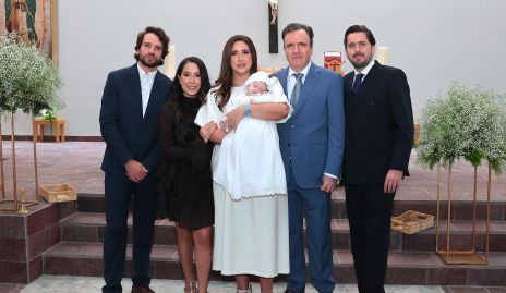 Emiliano con sus papás y padrinos, Eduardo Cantú, Carolina Gutiérrez, Blanca Cantú, Eduardo Martínez y Fabián Martínez.