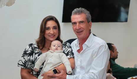  Blanca González y Eduardo Cantú con su nieto Emiliano.
