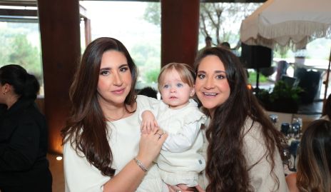  Blanca y Lore Cantú con Carlota Tejeda.