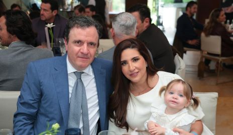  Eduardo Martínez y Blanca Cantú con su sobrina Carlota Tejeda.
