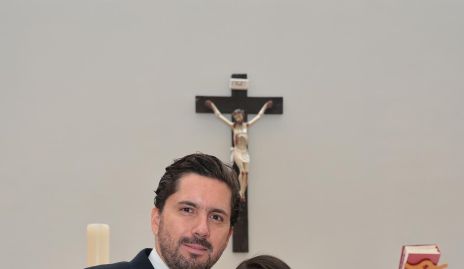  Fabián Martínez y Carolina Gutiérrez con su ahijado Emiliano Martínez.