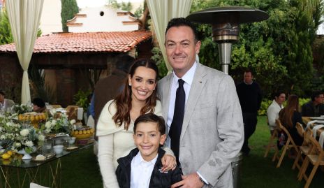  Paloma González y Ulises Artolozaga con su hijo Cristóbal.