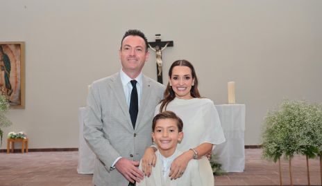  Ulises Artolozaga y Paloma González con su hijo Cristóbal.