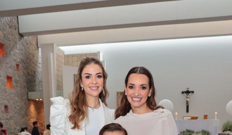  Georgina Rivera y Paloma González con Cristóbal.