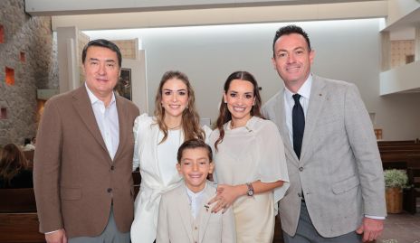  Cristóbal con sus padrinos Emilio Ramírez Kinishi y Georgina Rivera, y sus papás Paloma González y Ulises Artolozaga.