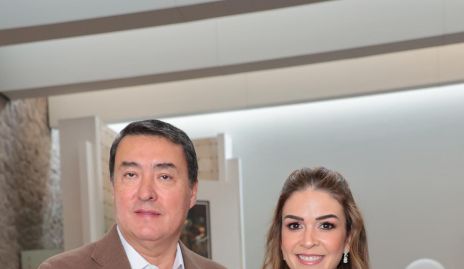  Emilio Ramírez Kinishi y Georgina Rivera con su ahijado Cristóbal Artolozaga.