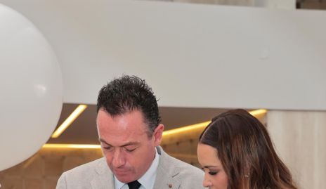  Ulises Artolozaga y Paloma González con su hijo Cristóbal.
