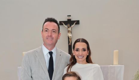  Ulises Artolozaga y Paloma González con su hijo Cristóbal.