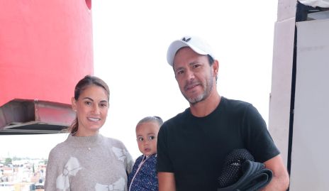  Mariana LLaguno y Javier Amozurrutia  con sus hijas.