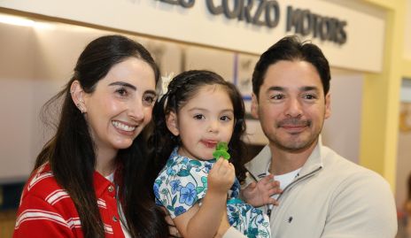  Mariana Alcalá y Miguel Torres con su hija Inés.