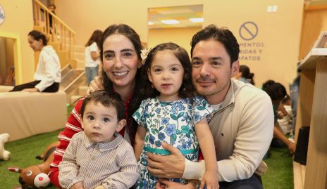  Mariana Alcalá y Miguel Torres con sus hijos Migue e Inés.