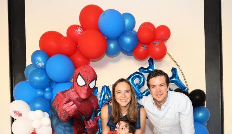  María Fernanda Ramírez, Marcelo Granados y Daniel Granados con Spiderman.