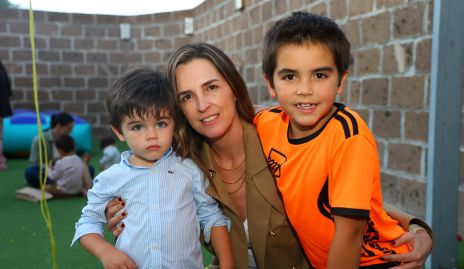  Eunice Camacho con sus hijos Jerónimo y José Manuel Labastida.