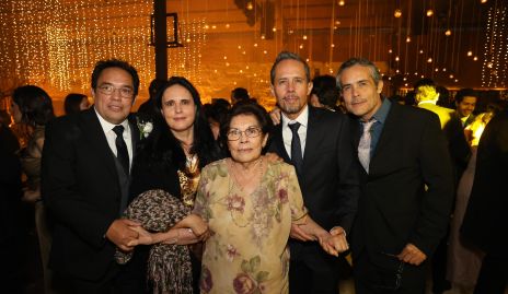  Tere Benavente con sus hijos Tony, Maite, Gustavo y Juan Ascanio.