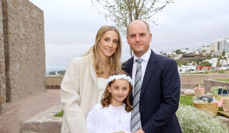  Lucía Hernández y Miguel Valladares con su hija Inés.