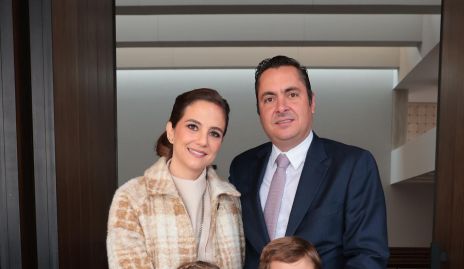  Daniela Hernández y Carlos Almazán con sus hijos.