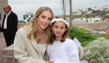  Lucía Hernández con su hija Inés.