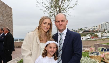  Lucía Hernández y Miguel Valladares con su hija Inés.