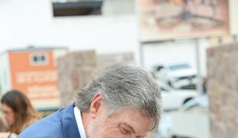  Juan Carlos Valladares con su nieta Inés.