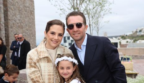  Daniela Hernández y Jorge Hernández con su sobrina Inés.
