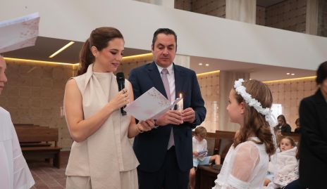  Daniela Hernández y Carlos Almazán con su ahijada.