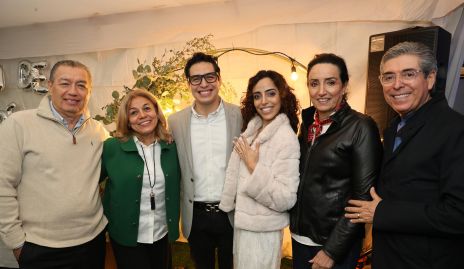  Los futuros esposos con sus papás, Jorge, Olivia y Arturo Cantú, Ale De Luna, Alejandra Alcalde y Ángel De Luna.