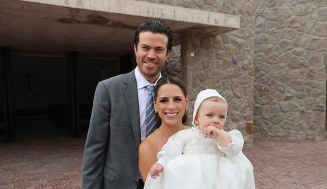  Roberto Lozano y Paulina Aguirre con su hijo Roberto.