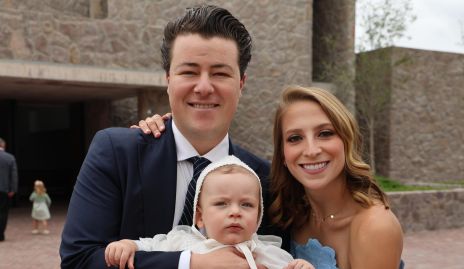  Gastón  Lozano y Ale Álvarez con su ahijado Roberto.